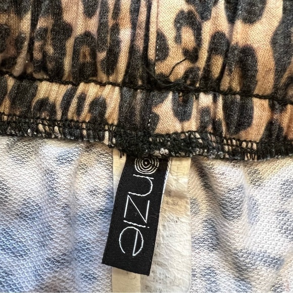 Onzie Divine Elastic Waistband Animal Printed Short Shorts  Size S/M - Picture 4 of 7